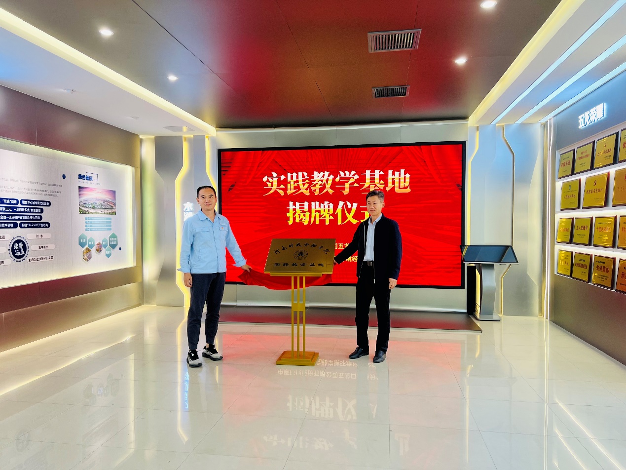 图片包含 室内, 天花板, 房间, 站描述已自动生成