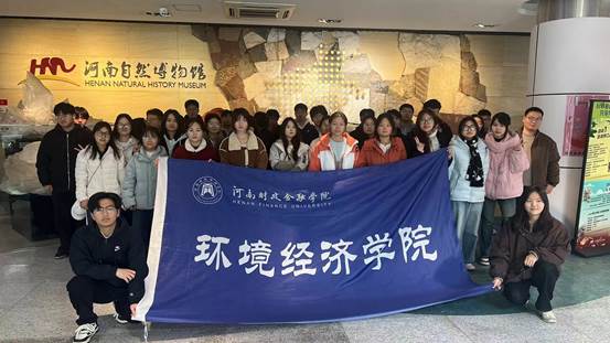 一群人站在台上演讲描述已自动生成