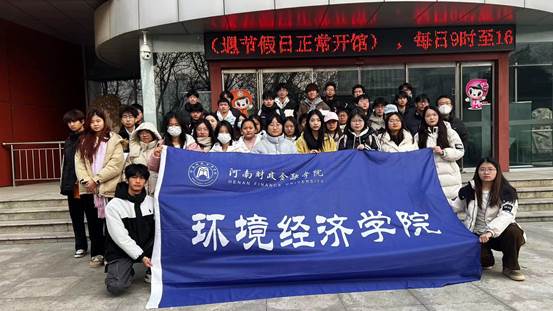 图片包含 建筑, 人, 户外, 人们描述已自动生成