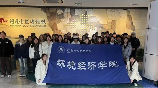 一群人站在台上低可信度描述已自动生成